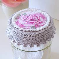 Deckelhaube Deckelbezug Glashaube Abdeckhaube in hellgrau rosa und weiß mit kleiner Rose, Deckchen Handarbeit Bild 2
