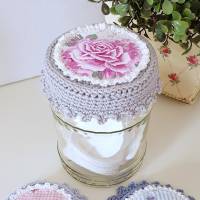 Deckelhaube Deckelbezug Glashaube Abdeckhaube in hellgrau rosa und weiß mit kleiner Rose, Deckchen Handarbeit Bild 4