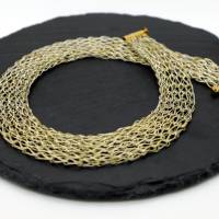 gestrickte bicolor Damen-Halskette aus Silber- und 24ct vergoldetem  Draht - bcd manufaktur Bild 4