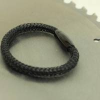 Lederschmuck in Schwarz - gehäkeltes Armband aus Draht mit innenliegendem Lederband Bild 1
