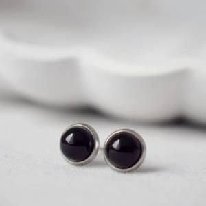 Mini Schwarz Ohrstecker, schwarzer Achat Ohrringe Silber, 6mm, Edelstein, runde kleine Stein Ohrringe, Edelstahl, Minima Bild 1