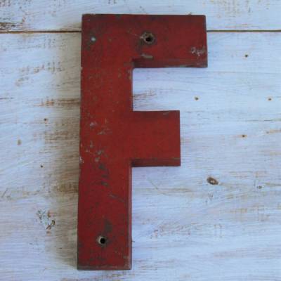 roter Vintage Buchstabe Gusseisen F