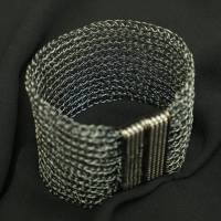 gehäkeltes, breites Armband aus smoky lackiertem Draht mit Magnetverschluss Bild 1