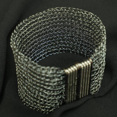 gehäkeltes, breites Armband aus smoky lackiertem Draht mit Magnetverschluss
