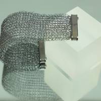 gehäkeltes, breites Armband aus smoky lackiertem Draht mit Magnetverschluss Bild 9