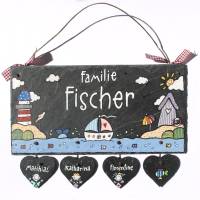 Maritimes Türschild aus Schiefer für Familien personalisiert mit Namen und Figuren. Schieferschild für die Haustür. Bild 1
