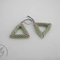 Ohrhänger aus winzigen Glasperlen Dreieck in der Trendfarbe grün mit silber Bild 1