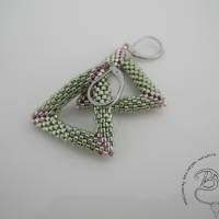 Ohrhänger aus winzigen Glasperlen Dreieck in der Trendfarbe grün mit silber Bild 3