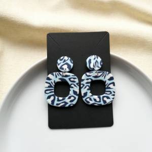 Polymer Ohrringe hellblau mit Leopardenmuster, bunte Statementohrringe Animal Print Design, eckige Ohrringe hängend Bild 2