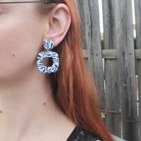 Polymer Ohrringe hellblau mit Leopardenmuster, bunte Statementohrringe Animal Print Design, eckige Ohrringe hängend Bild 3