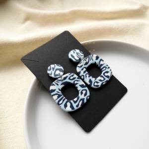 Polymer Ohrringe hellblau mit Leopardenmuster, bunte Statementohrringe Animal Print Design, eckige Ohrringe hängend Bild 4