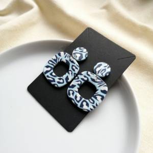 Polymer Ohrringe hellblau mit Leopardenmuster, bunte Statementohrringe Animal Print Design, eckige Ohrringe hängend Bild 5