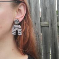 Große Ohrringe mit Zebra Streifen, Bogen Ohrringe Taupe aus Polymer Clay, moderne Statementohrringe mit Zebramuster Bild 4
