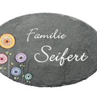 Ovales Türschild aus Schiefer für Familien mit Name personalisiert. Handbemalt mit Retroblumen. Wetterfestes Schild. Bild 1