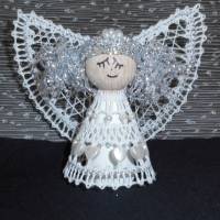 Handgeklöppelter Engel in weiß mit silberfarbenem Haar Bild 1