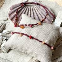 Crozon - Schmuckset aus Arm- und Fußband aus Fischerschnur mit Perlen und Edelsteinen Bild 1