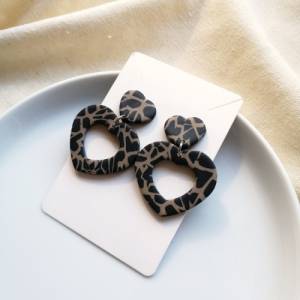 Große Herz Ohrringe Leoparden Look, Statementohrringe aus Polymer Clay im Animal Print Design Bild 4