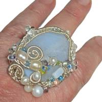 Großer Ring Chalcedon babyblau mit Perlen handgemacht in wirework silberfarben crazy Handschmuck Bild 1