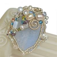 Großer Ring Chalcedon babyblau mit Perlen handgemacht in wirework silberfarben crazy Handschmuck Bild 2