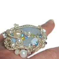 Großer Ring Chalcedon babyblau mit Perlen handgemacht in wirework silberfarben crazy Handschmuck Bild 3