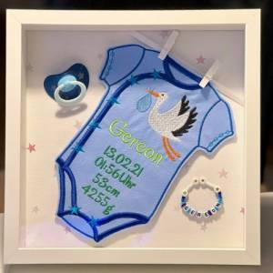 Geschenk zur Geburt, Erinnerungsrahmen, Rahmen mit besticktem Baby-Body in 3D-Rahmen, XL-Body, Geschenk zur Taufe Bild 1