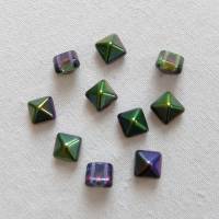 10 Pyramidenperlen magic violett grün, zwei Fädellöcher, bead studs Bild 1