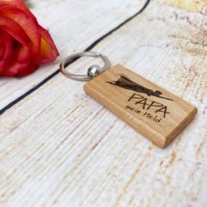 Schlüsselanhänger Papa, Geschenk zum Vatertag, Papa mein Held, personalisiert mit Wunschgravur Bild 1