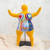 Frauenfigur No. 04-2023 „Love and Peace“, frei nach Niki de Saint Phalle, Handarbeit, gehäkelt Bild 2