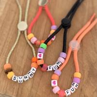 Kitsch Candy Laces - Armbänder in Schnürsenkel-Optik mit bunten Perlen und Schriftzug Bild 1