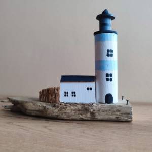 Miniatur Holzhaus auf Treibholz, Miniatur Leuchtturm, Handmade! Holzdeko, Miniatur Holz Deko, rustikales Cottage, Miniat Bild 1