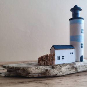 Miniatur Holzhaus auf Treibholz, Miniatur Leuchtturm, Handmade! Holzdeko, Miniatur Holz Deko, rustikales Cottage, Miniat Bild 2