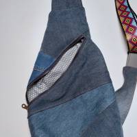 Crossbody Bag Rucksack Handtasche aus verschiedenen Jeansstücken Bild 4