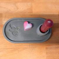 Ovaler Teller aus Beton mit eingeprägtem Schmetterling, mit Herz und Kerze Bild 10
