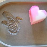 Ovaler Teller aus Beton mit eingeprägtem Schmetterling, mit Herz und Kerze Bild 8