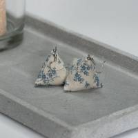 Ohrringe, weiß, hellblau, florales Muster in Pyramidenform Versilbert und Edelstahl Bild 2