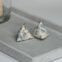 Ohrringe, weiß, hellblau, florales Muster in Pyramidenform Versilbert und Edelstahl Bild 3