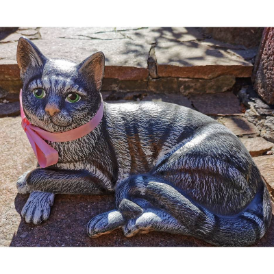 Bildschöne gestreifte Katze aus Keramik