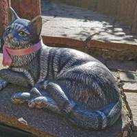 Bildschöne gestreifte Katze aus Keramik Bild 2