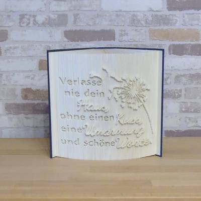 gefaltetes Buch - Verlasse nie dein Haus ohne eine Kuss, ... // Buchkunst // Spruch im Buch // Geschen // Buchdeko // De