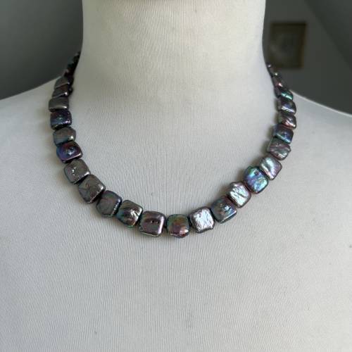 Echte Perlenkette aus schwarzen quadratischen Perlen mit metallischem Glanz, Silberschloß