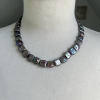 Echte Perlenkette aus schwarzen quadratischen Perlen mit metallischem Glanz, Silberschloß Bild 1