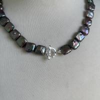 Echte Perlenkette aus schwarzen quadratischen Perlen mit metallischem Glanz, Silberschloß Bild 2