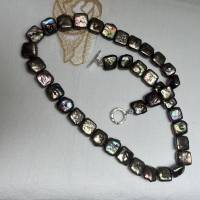 Echte Perlenkette aus schwarzen quadratischen Perlen mit metallischem Glanz, Silberschloß Bild 4