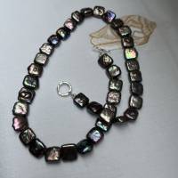 Echte Perlenkette aus schwarzen quadratischen Perlen mit metallischem Glanz, Silberschloß Bild 6