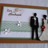 Edle Hochzeitskarte mit Brautpaar und Spitze, Perlen und Blüten Bild 2