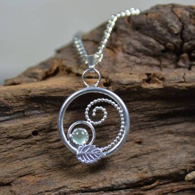 Filigran-Anhänger aus 925 Sterling Silber mit Blatt und Prehnit - handgemacht