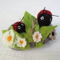Marienkäfer gefilzt dekoriert auf einem Filzstein mit Filzblumen Bild 3