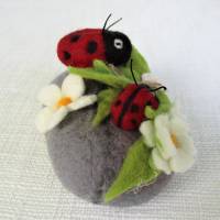 Marienkäfer gefilzt dekoriert auf einem Filzstein mit Filzblumen Bild 4