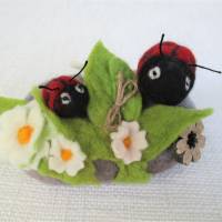 Marienkäfer gefilzt dekoriert auf einem Filzstein mit Filzblumen Bild 5