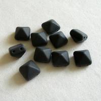10 Pyramidenperlen schwarz matt, zwei Fädellöcher, bead studs Bild 1